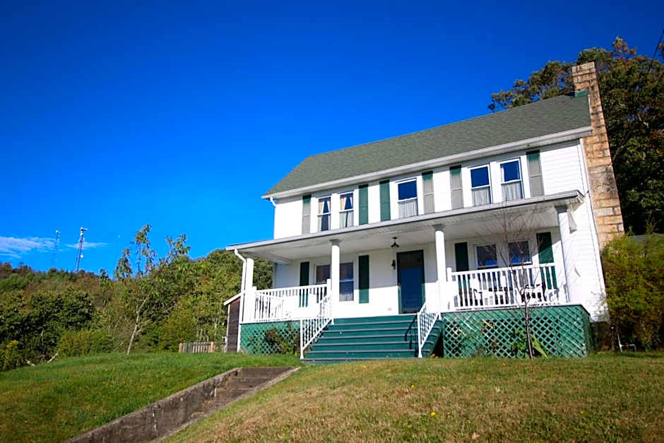 Awesome Flat Top Farmhouse