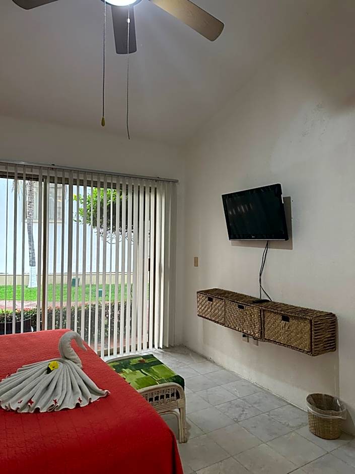 HAB PTa B ÁREA DE VILLAS DENTRO DEL HOTEL Junto al Krystal EN IXTAPA WIFI 2A 1M Con playa