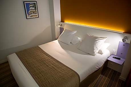 Two-Bedroom Apartment and Lounge Area with Sofa Bed