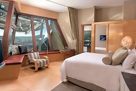 Deluxe Gehry, Guest room, 1 King, Winery view, Mountain view