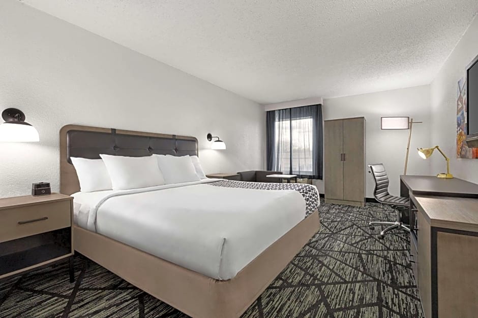 La Quinta Inn & Suites by Wyndham Cleveland Airport West