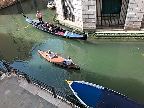 B&B Al Teatro with canal view