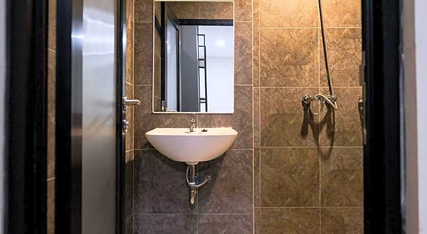 RedDoorz Plus near Taman Anggrek Mall