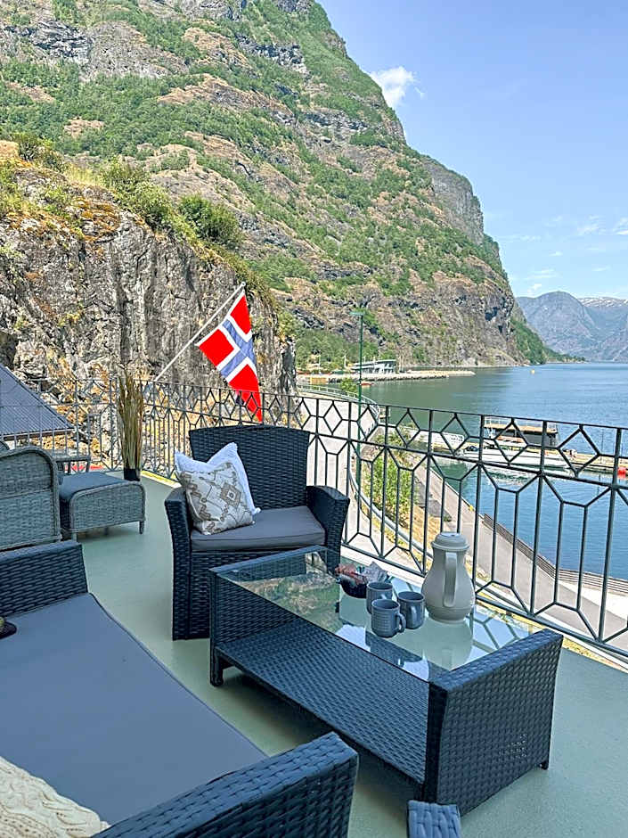 Svingen Guesthouse - Panoramic Fjord Views in Flåm