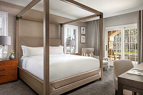 Club Executive Suite, Club Level, 1 Bedroom Suite, 1 King, Sofa Bed, Lake View, Top Floor