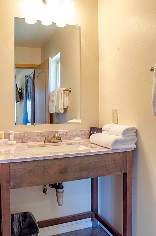 Mountain Ridge Cabins & Lodging Between Bryce and Zion National Park