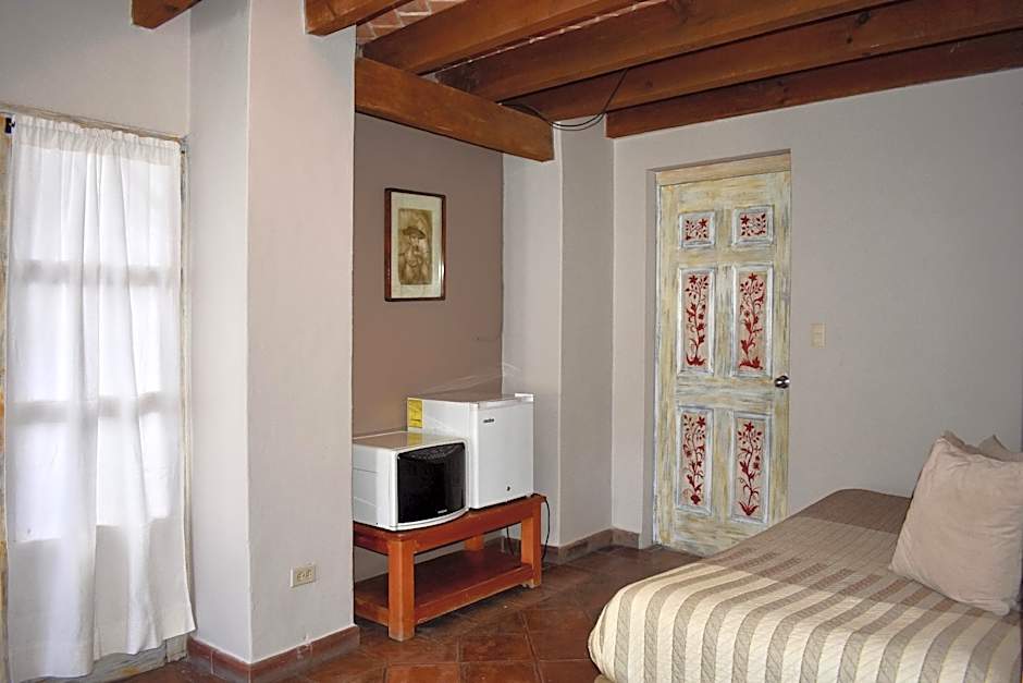HOTEL ANA CATALINA & SUITES