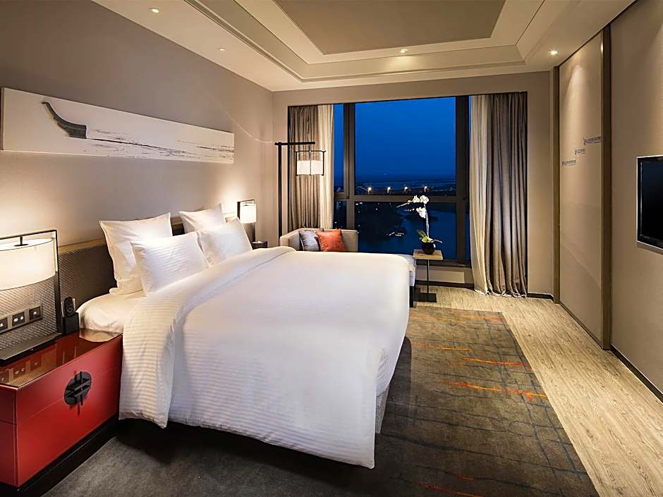 Photo 1 of 6 of Executive 1 King Bed