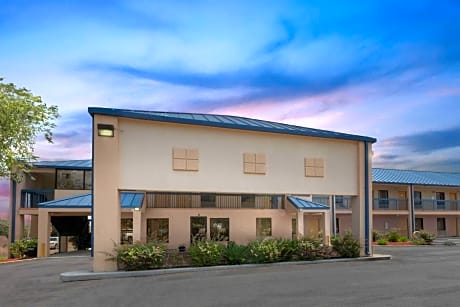 Super 8 by Wyndham Hattiesburg South