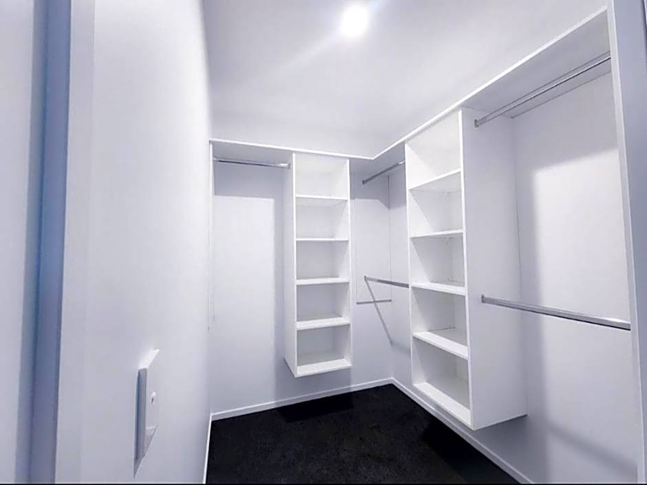 New Modern Townhouse Near Town& Beach