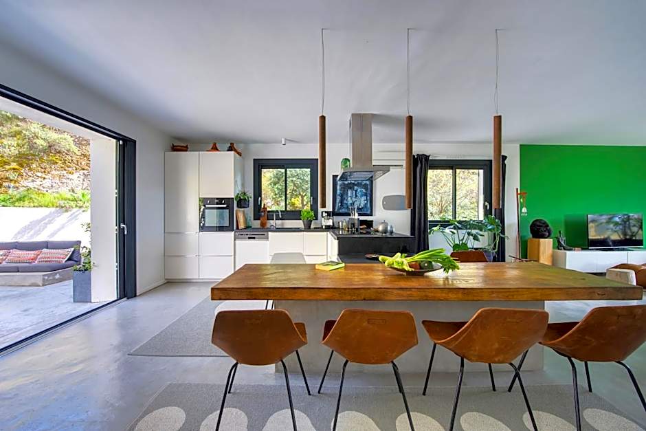 Arty Provence, vue, calme et piscine chauffée dans les Alpilles proche St-Rémy-de-Provence