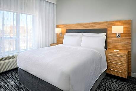 2 Bedroom Suite, Bedroom 1: 1 Queen, Bedroom 2: 1 Queen, Sofa bed