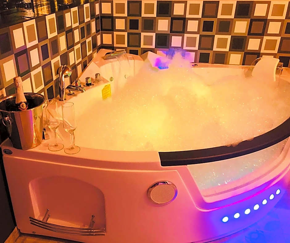 UNDERGROUND Jacuzzi Rooms