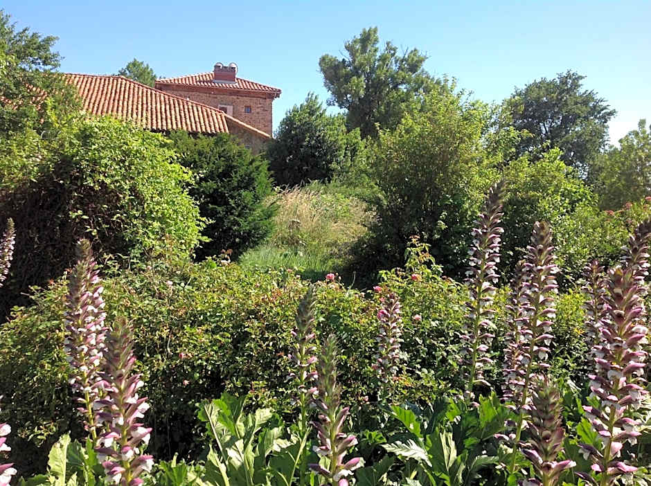 Domaine Charente Glamping Familyroom Le Jardin with external toilet & shower house & outdoor kitchen