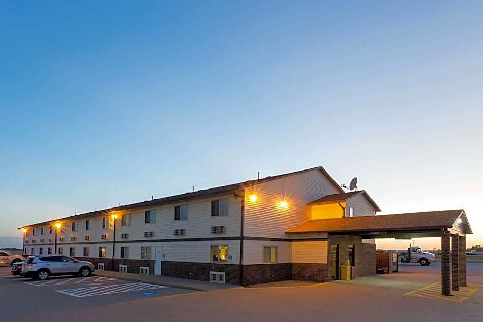 Super 8 by Wyndham Mendota I-39