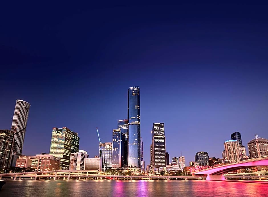 Luxury 1BR in Brisbane City River Firework View