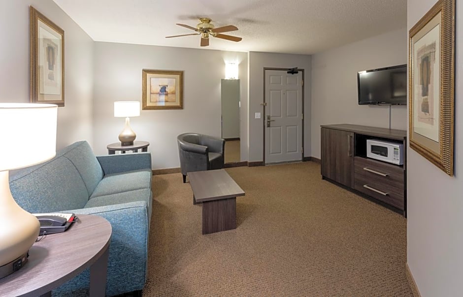 Paynesville Inn & Suites
