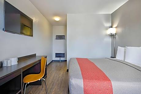 1 Queen Bed | Mobility Accessible Tub