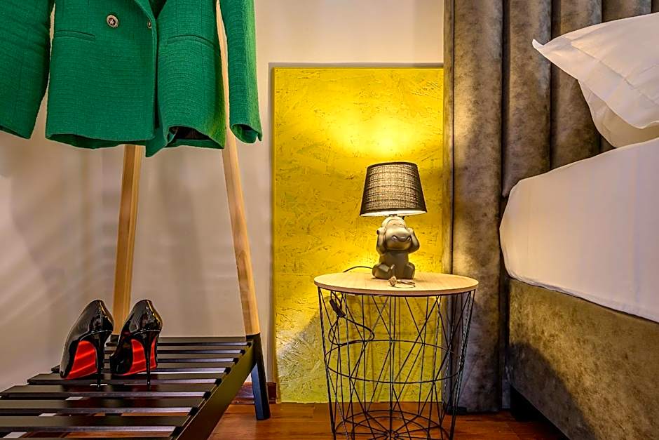 Yellow house with private parking