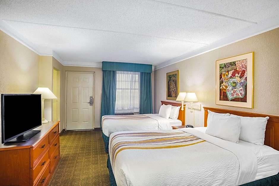 Super 8 by Wyndham Eagle Pass