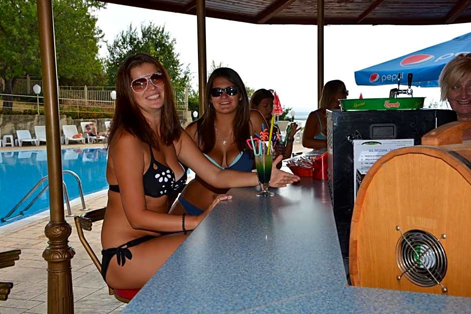 Ahilea Hotel - Free Pool Access