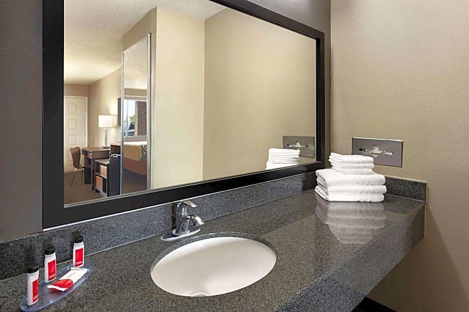 Super 8 by Wyndham Universal City