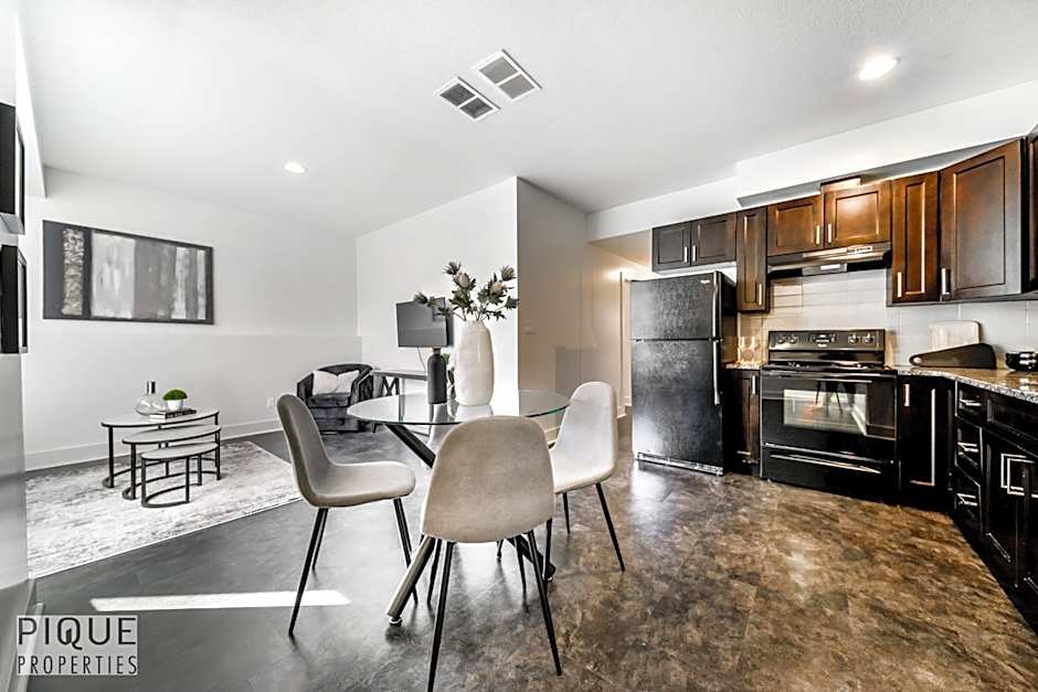 Stunning Modern Suite - King Bed - Free Parking & Netflix - Fast Wi-Fi - Long Stays Welcome