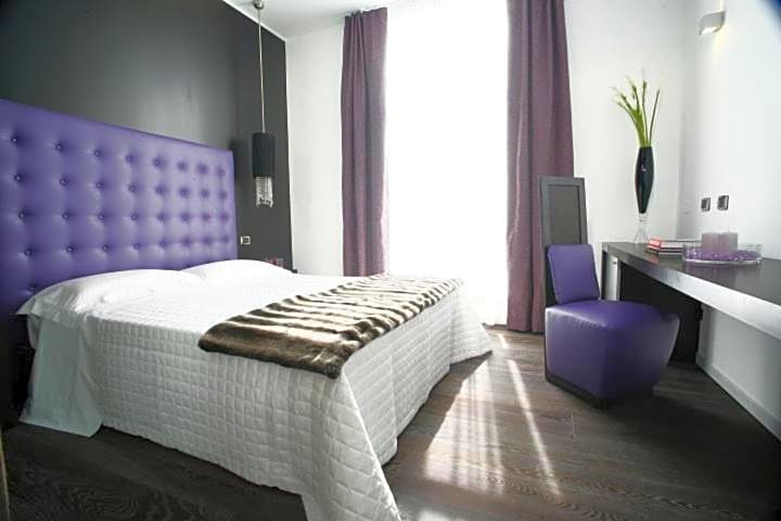 Hotel In - Lounge Room