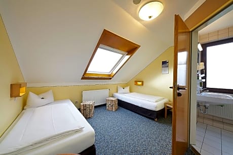 Room with 2 separate beds