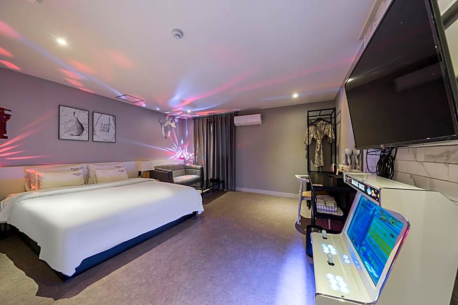 almond hotel Gupo station