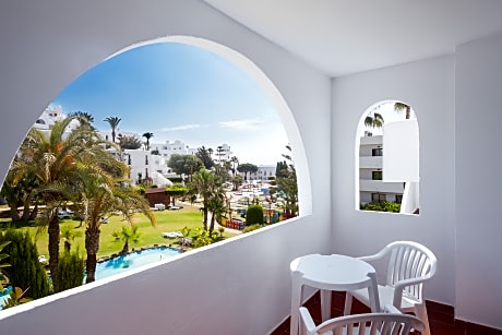 ONE-BEDROOM APARTMENT 2 ADULTS + 1 CHILD