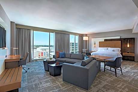 Renewal One-Bedroom King Suite - Club Level/Hearing Accessible