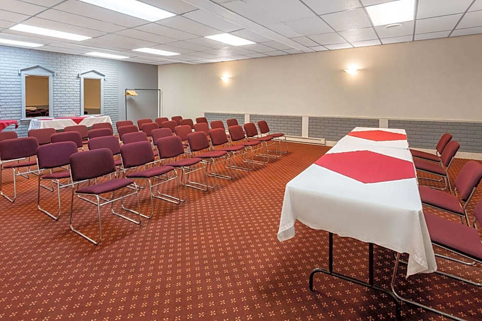 Travelodge by Wyndham Amherst