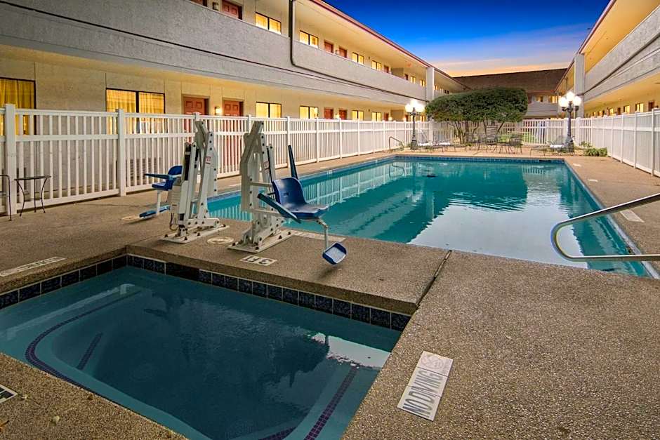 Red Roof Inn & Suites Irving - DFW Airport South