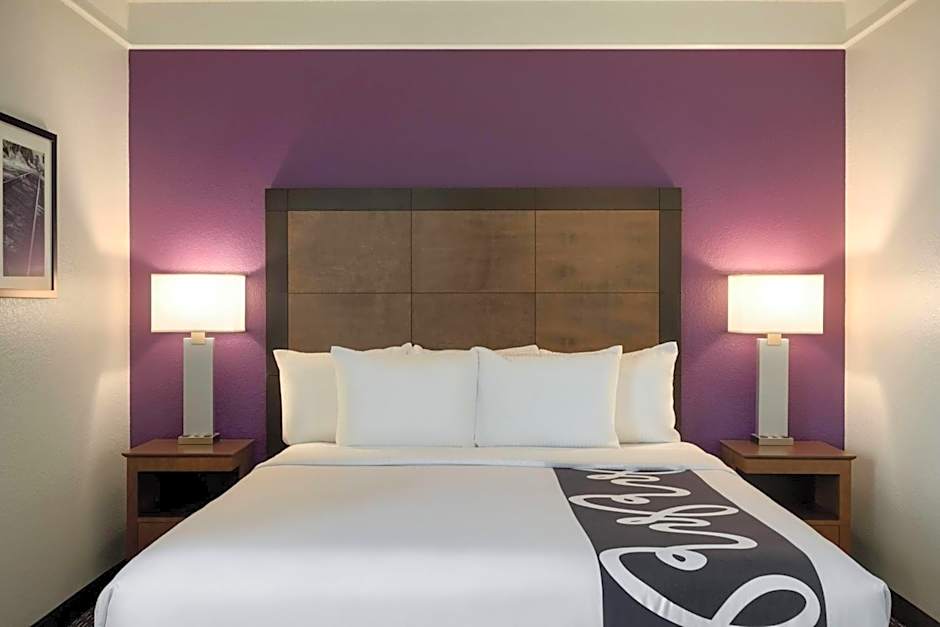 La Quinta Inn & Suites by Wyndham Arlington North Six Flags Drive