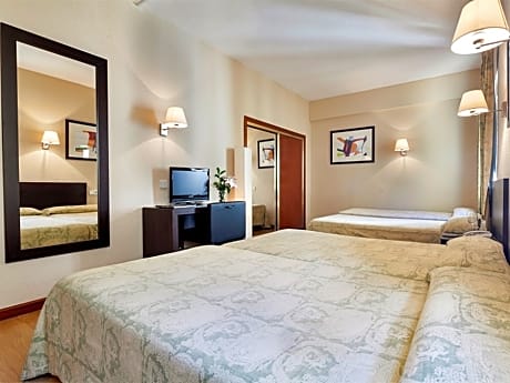 double room with 2 extra beds (child)