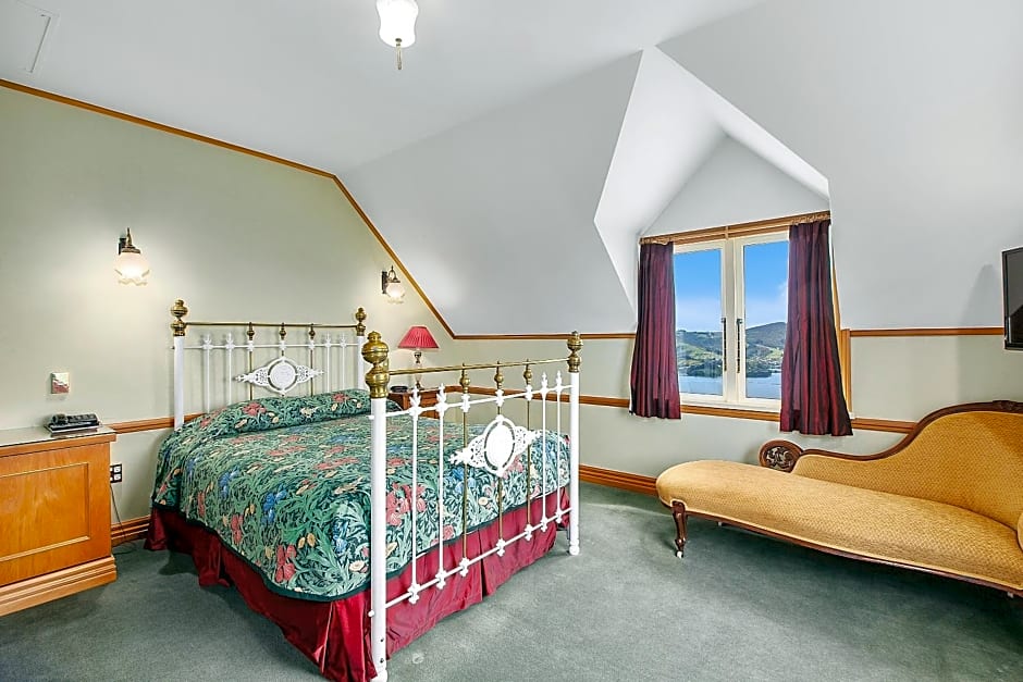 Larnach Lodge & Stable Stay