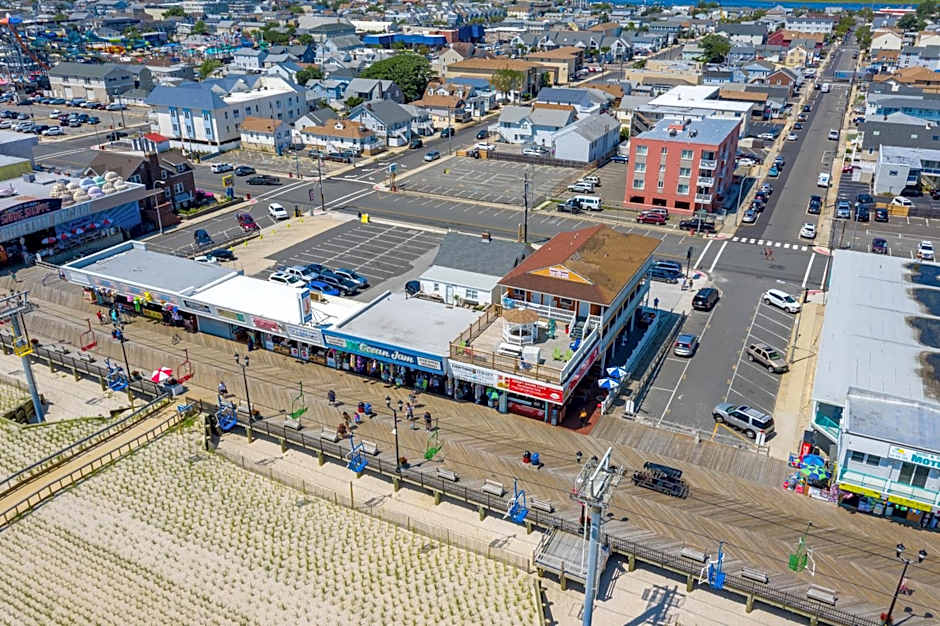 Boardwalk Hotel Charlee & Apartments Beach Hotel Oceanfront