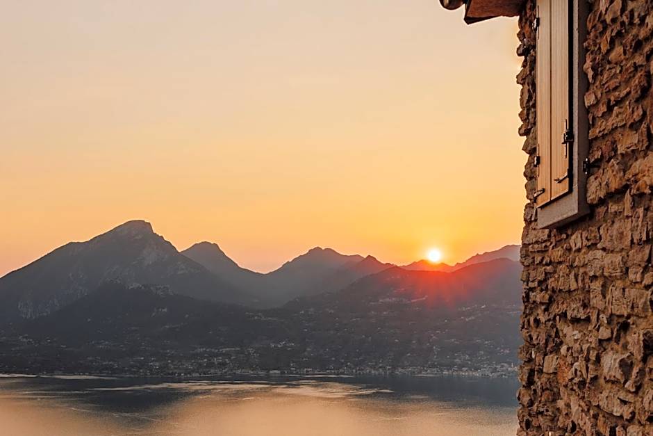 FAVAI HILLS your secret hideaway