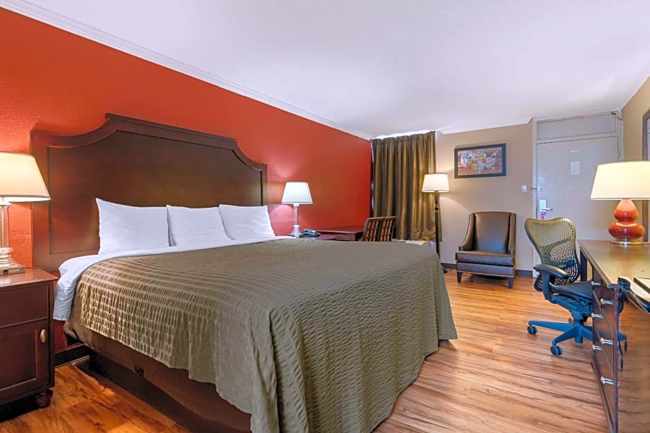 Econo Lodge Near Fort Stewart, Bar, Restaurant, Laundry Facility