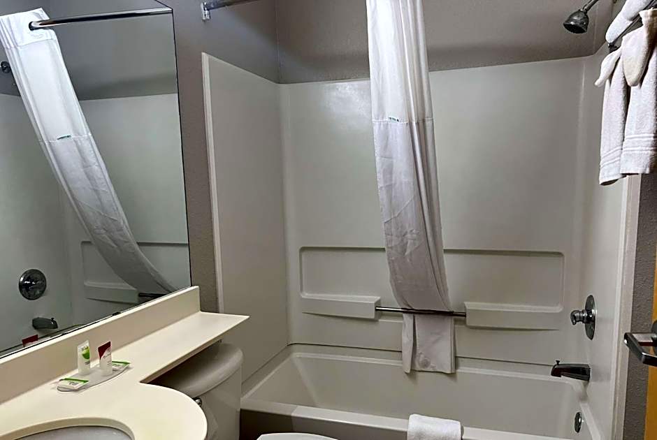 Days Inn & Suites by Wyndham Hutchinson