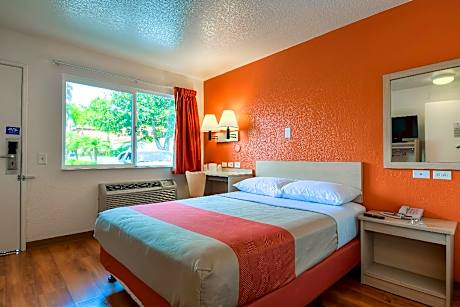 1 Queen Bed - Non-Smoking