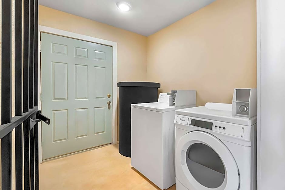 Super 8 by Wyndham Pleasanton