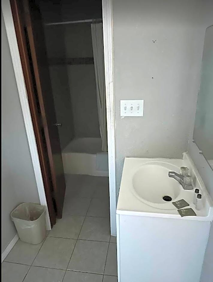 Love Hotels Western Holiday by OYO at Harlan Lake NE