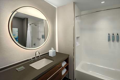 Queen Room with Two Queen Beds and Bathtub - Mobility Access