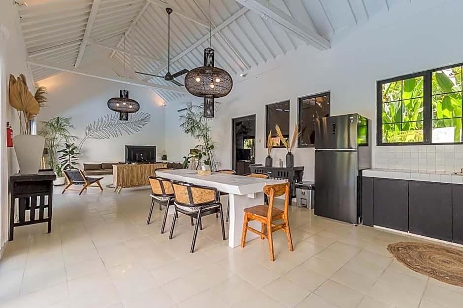 Elegant 3 BR villa huge pool in central Canggu