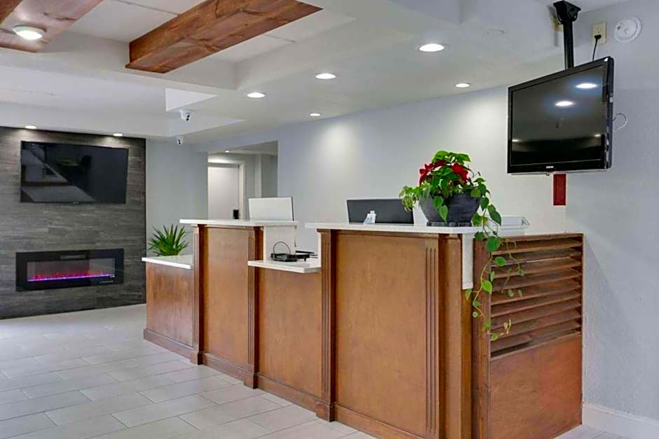Photo 1 of 46 of Baymont by Wyndham Ridgeland I-95