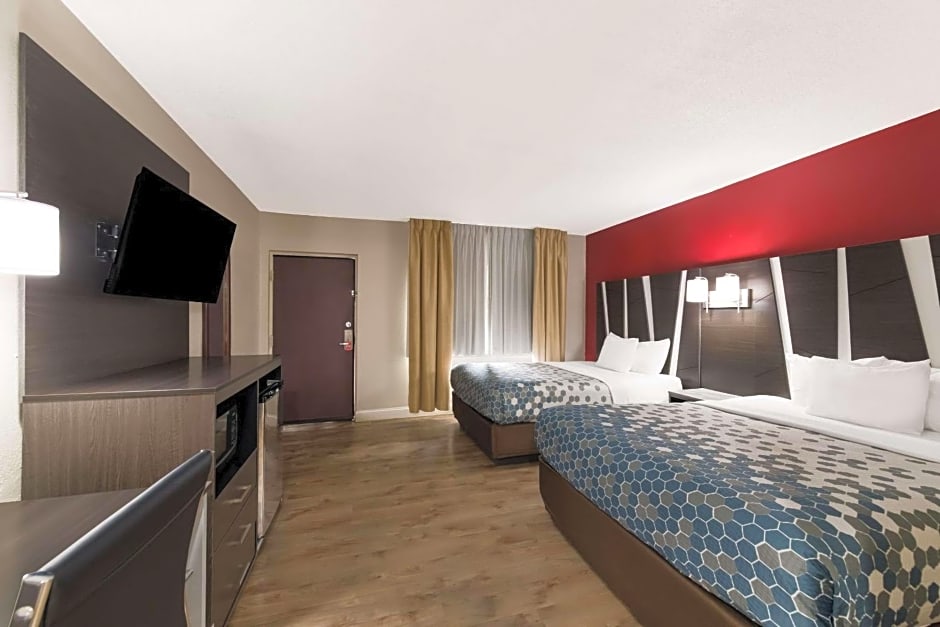 Econo Lodge Inn & Suites on the River