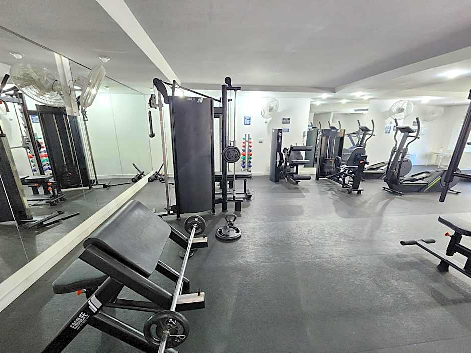 Lindo Flat Capitania Varam , WI FI , 2 aparelhos de ar condicionado , serviço de praia , enorme sacada com vista ao mar e telas de proteção para as crianças , 3 piscinas