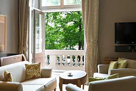 Premium Executive Suite with Club Lounge Access